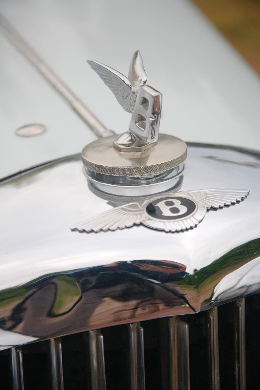Логотип Bentley 3&frac12;-Litre Drop Head Coupe 1934 года  (фото 3 из 7)
